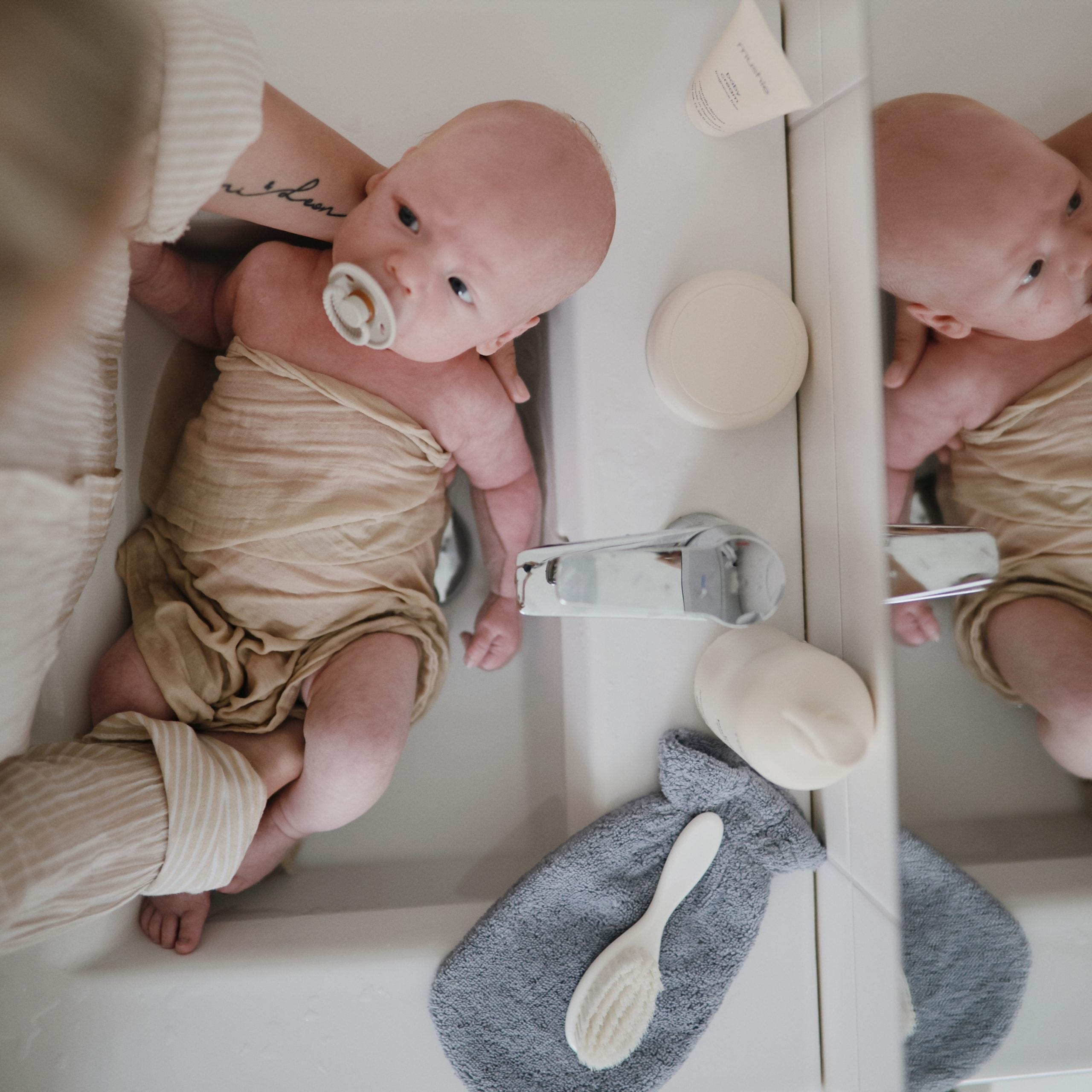 Organic Cotton Bath Mitt 2-Pack (Gray) Mushie Lil Tulips