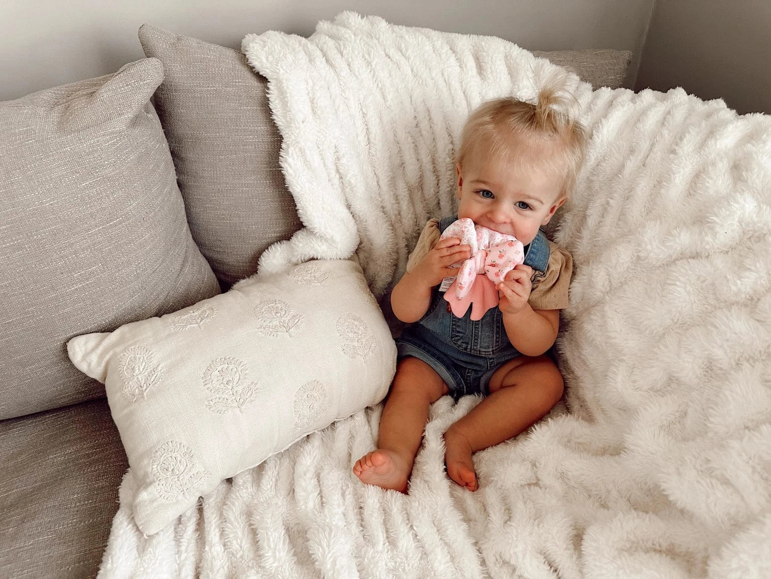 Sweetie Crinkle™ Sensory Teether - Bow Itzy Ritzy Lil Tulips