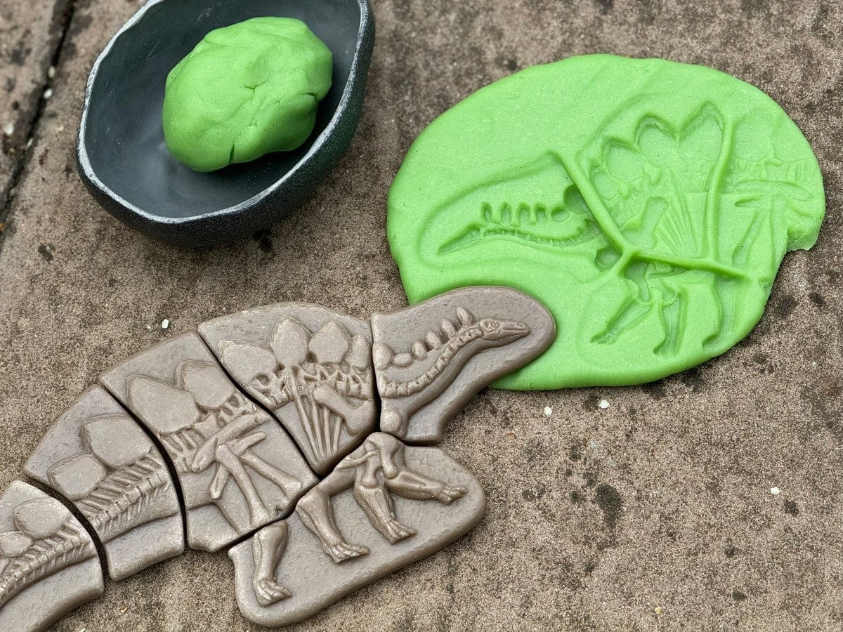 Dig and Discover – Pliosaur & Stegosaurus Yellow Door US LLC Lil Tulips