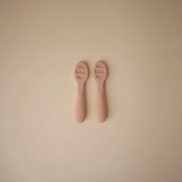 First Feeding Baby Spoons 2-Pack (Blush/Shifting Sand) Mushie Lil Tulips