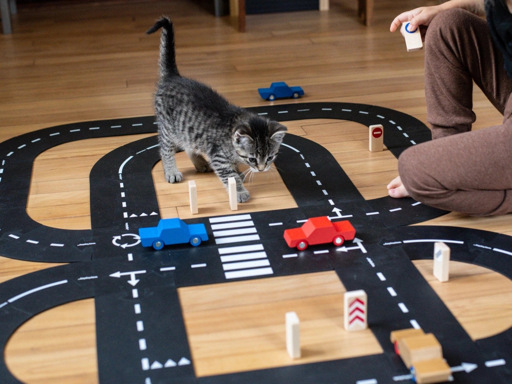 King of the Road - Extra Long Flexible Road Set - With Two Cars waytoplay Lil Tulips