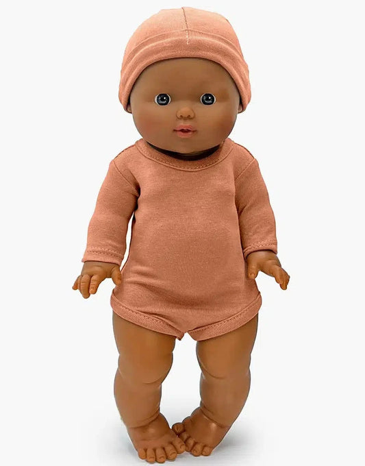 Léon and his long-sleeved bodysuit and Tico hat in brown sugar jersey Minikane Lil Tulips