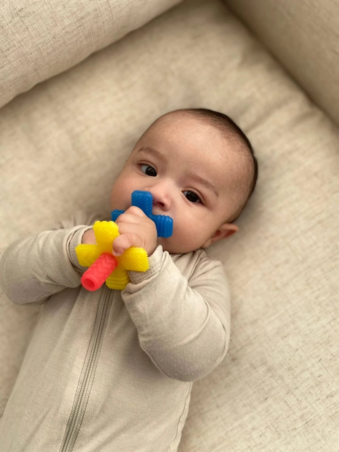 Rainbow Teensy Tube™ Teether Itzy Ritzy Lil Tulips