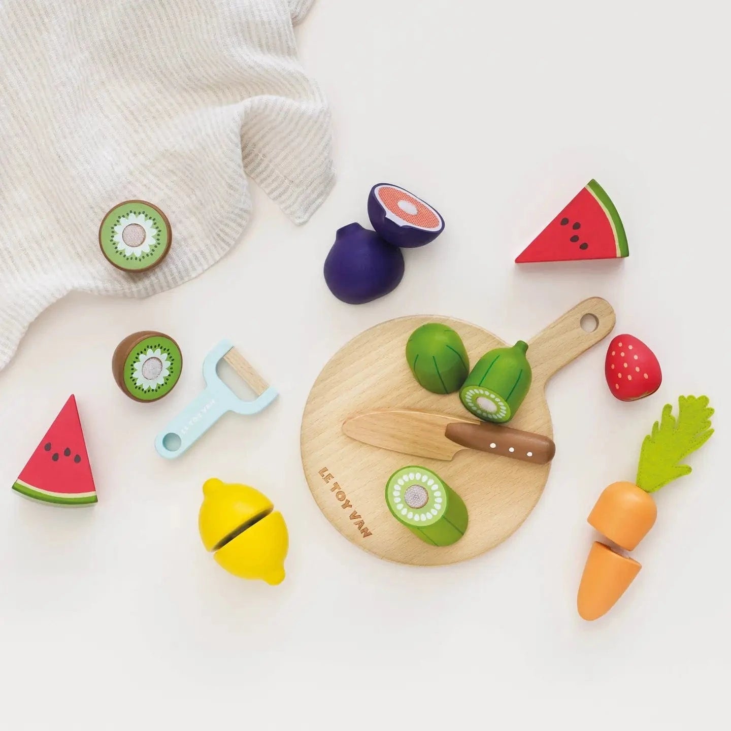 Wooden Chopping Board & Sliceable Play Food Le Toy Van Lil Tulips